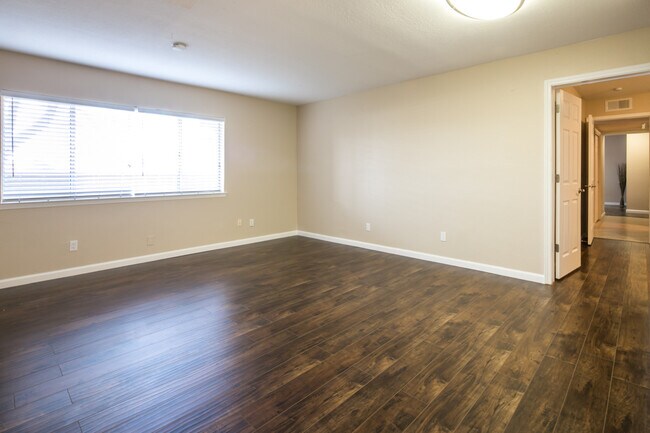 Foto del edificio - Absolutely darling, fully remodeled, single story, updated condo in a NE Heights gated community!
