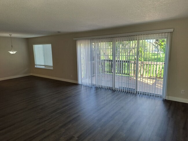 Building Photo - Newley Updated 4 bedroom, 2.5 bathroom Townhome in Citrus Heights!!!