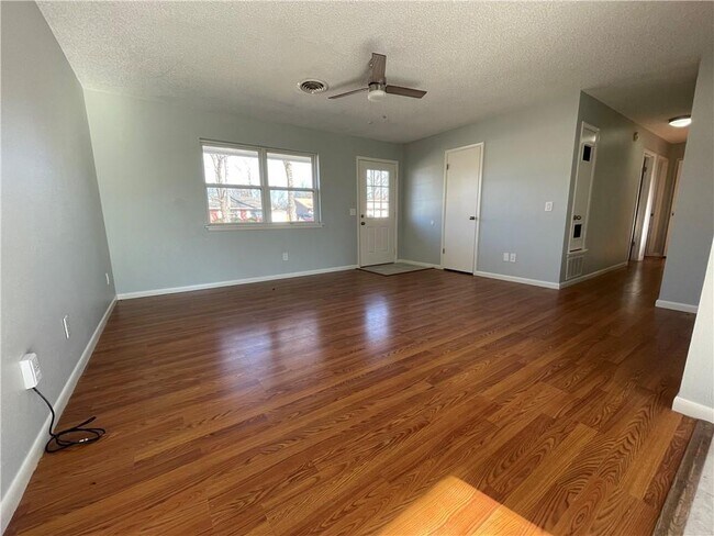 Building Photo - 1304 W Acorn Dr