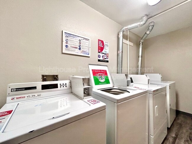 Foto del edificio - 587 W Randall St