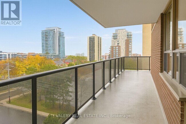 Building Photo - 70 Park St E