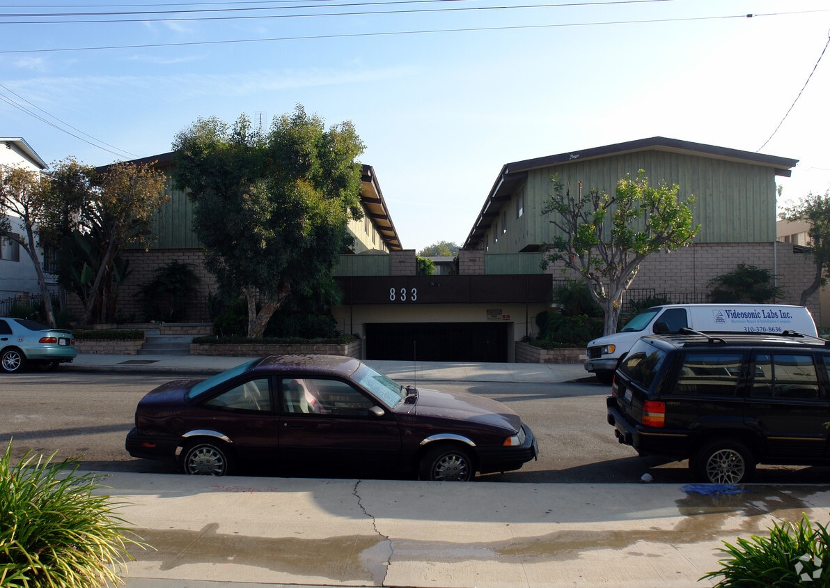 Primary Photo - 833 W Beach Ave