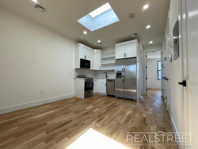 Building Photo - Stunnging NEW 4 Bed floor trhu in Bed Stuy/Ocean Hill with in unit W/D!