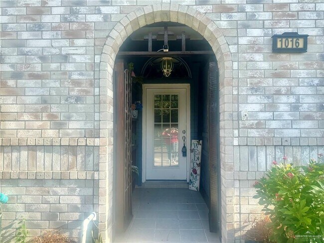 Building Photo - 1016 Fairway Dr