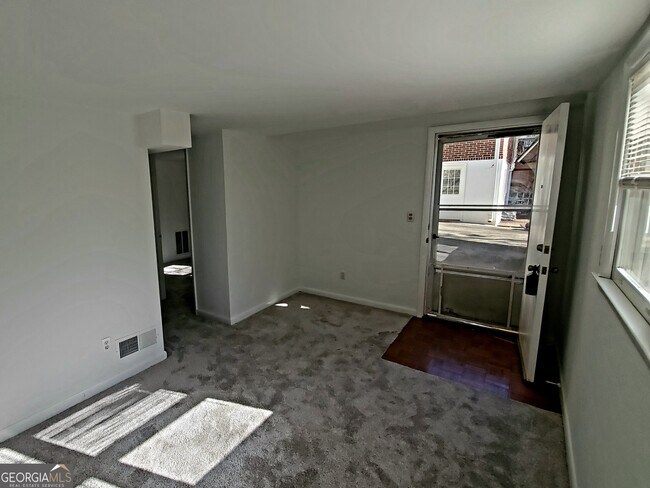 Foto del edificio - 2111 Fairhaven Cir NE