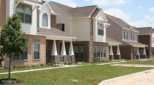 Building Photo - 503 West Rd