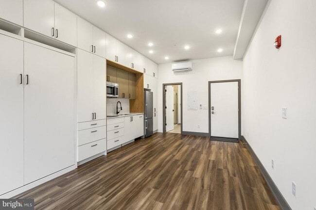 Building Photo - 1935 E Hazzard St