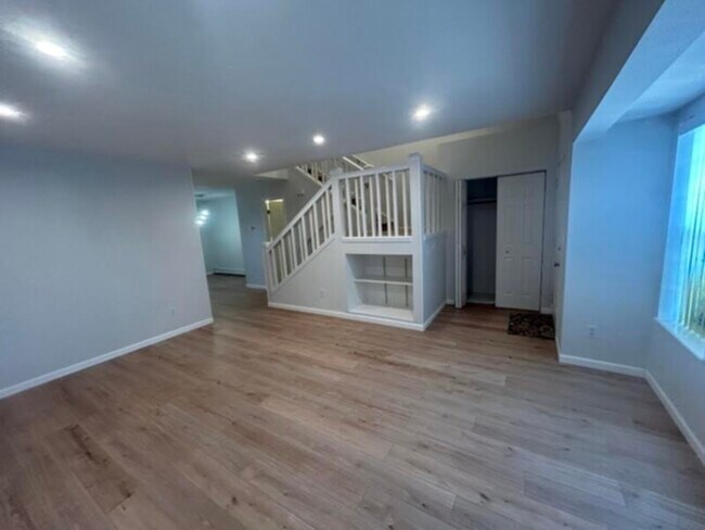 Building Photo - Completely Remodeled Townhome!!