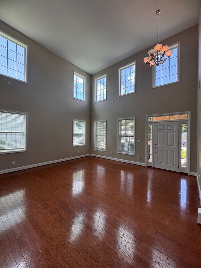Foto del edificio - Stunning 5 Bedroom 4 Bath Home with 3 Car ...