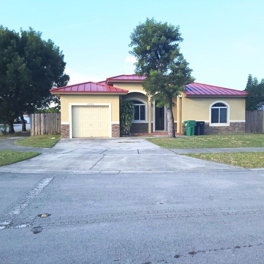 Foto principal - Single-story, 3/2.5 corner lot located near multiple FL Turnpike exits