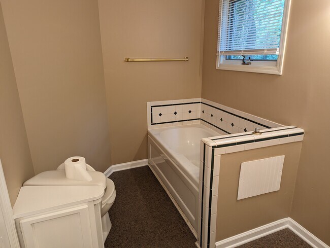 Building Photo - 828 Crescent Dr