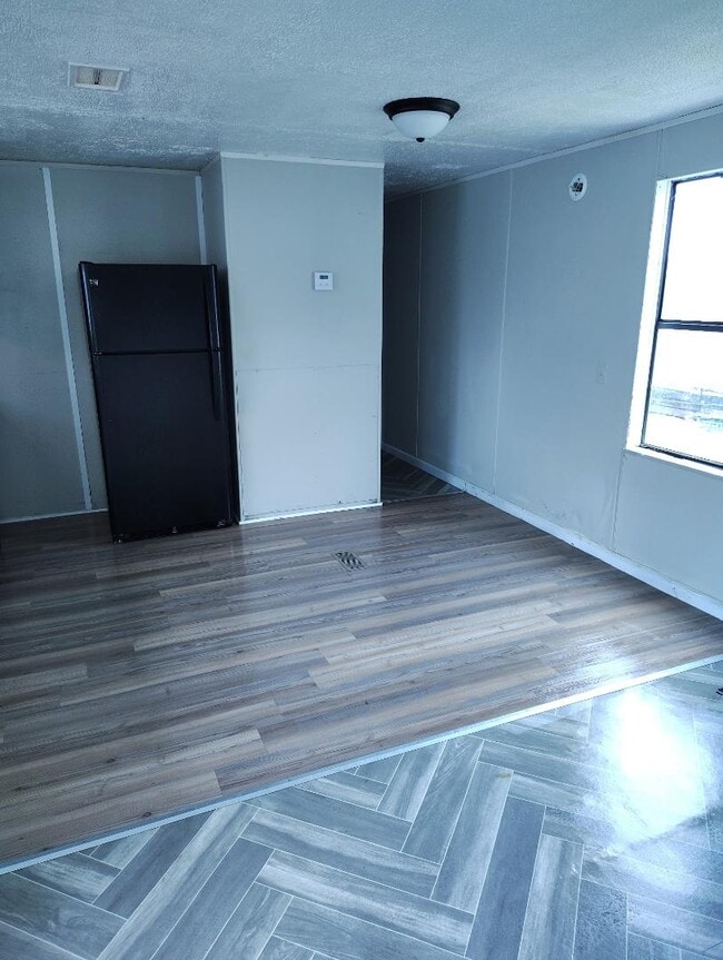 Building Photo - 675 Airport Rd