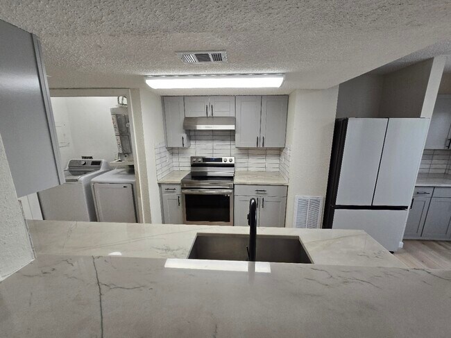 Building Photo - 5640 Birchmont Dr