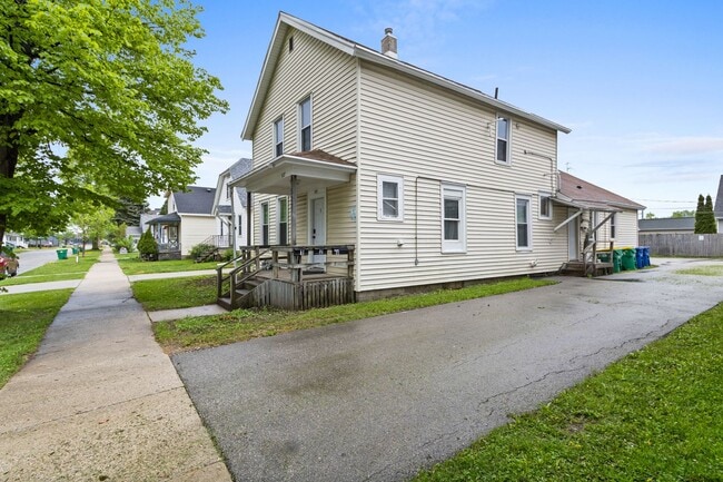 Building Photo - 527 5th St