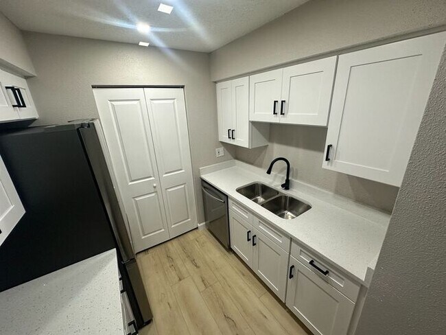 Foto del edificio - ** Move in Special HALF off your first months rent** New Remodeled 2 bed 1 bath condo in Casselbe...