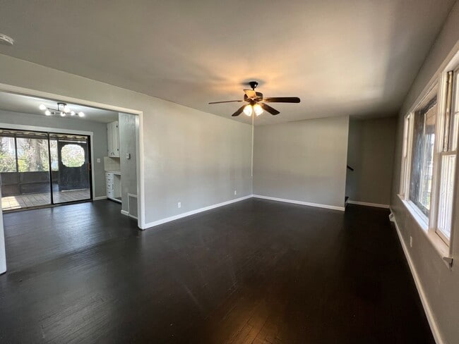 Building Photo - Updated 3 bed/1 bath, 1130 sq ft home! 183...