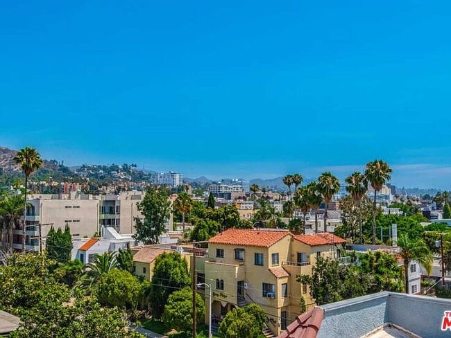 Foto del edificio - 1355 N Sierra Bonita Ave