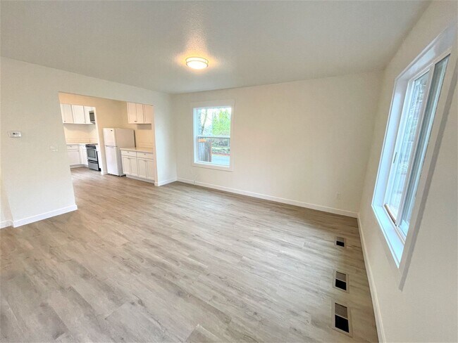 Building Photo - Remodeled 4 bedroom, 2 bath house, trileve...
