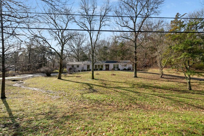 Building Photo - 4BR/3BA Forest Hills Luxury Rental