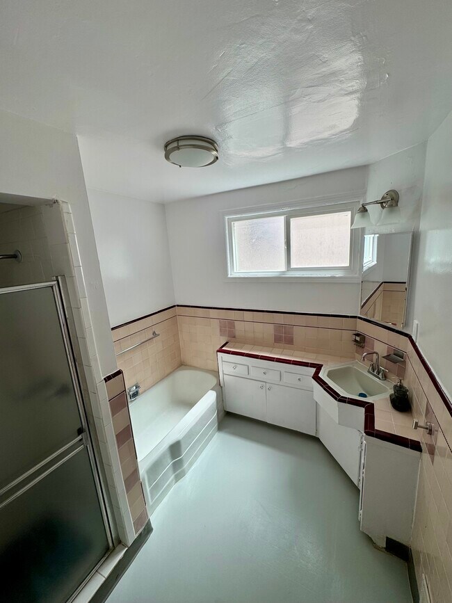 Full bath with large tub - 1320 S Beverly Glen Blvd