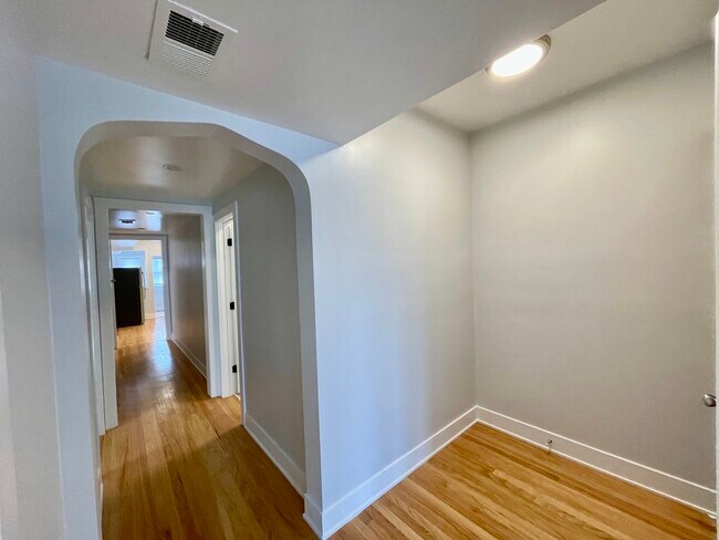 Foto del edificio - 4853 W Augusta Blvd