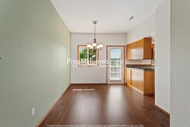 Building Photo - Spacious Townhome in Wilsonville - Two Primary Suites!