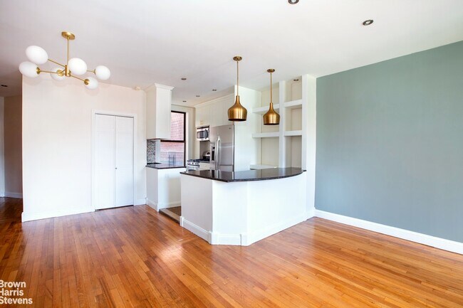 Building Photo - 10 W 93rd St