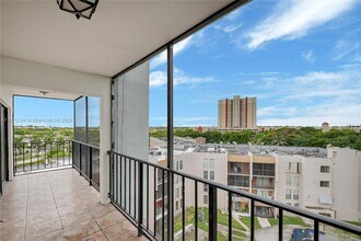 Building Photo - 9682 Fontainebleau Blvd
