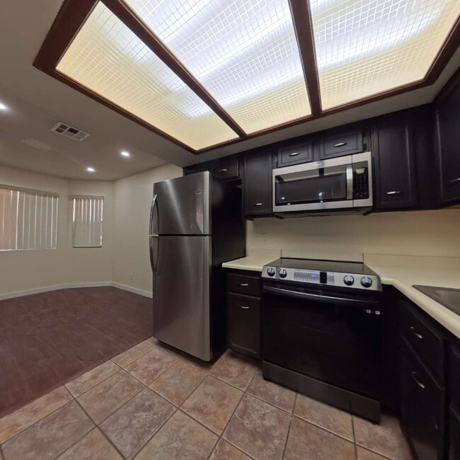 Building Photo - Beautiful 2 Bedroom 2 Bathroom Condo at The Lakes!