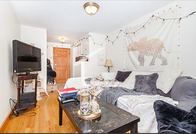 Foto del edificio - Avl 7/1 - Charming Charles St 2BR w/update...