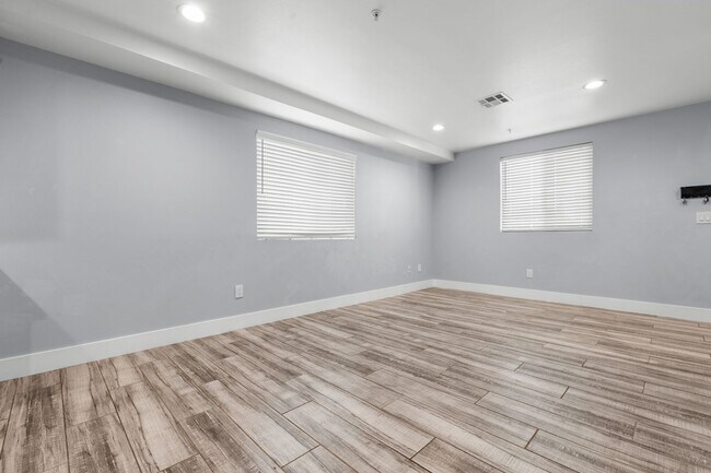 Foto del edificio - Beautiful 4 Bed / 3 Bath townhouse with PARKING & IN-UNIT LAUNDRY!