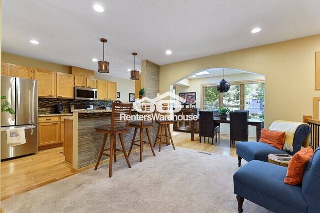 Foto del edificio - Available now! - Beautiful Minnetonka Townhome with office-loft, tucked into wooded lot