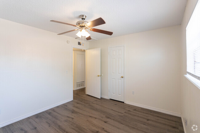 2BR, 1BA -896 SF - Plainview Apartments