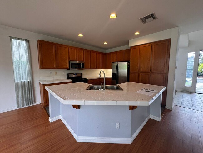 Foto del edificio - Spacious 5-Bedroom Home in Sought-After Vi...
