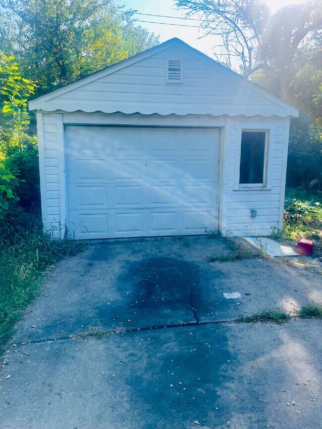 Building Photo - Charming 3-Bed, 2-Bath Gem on Woodbine Street – Cozy Comfort in 850 Sq Ft!