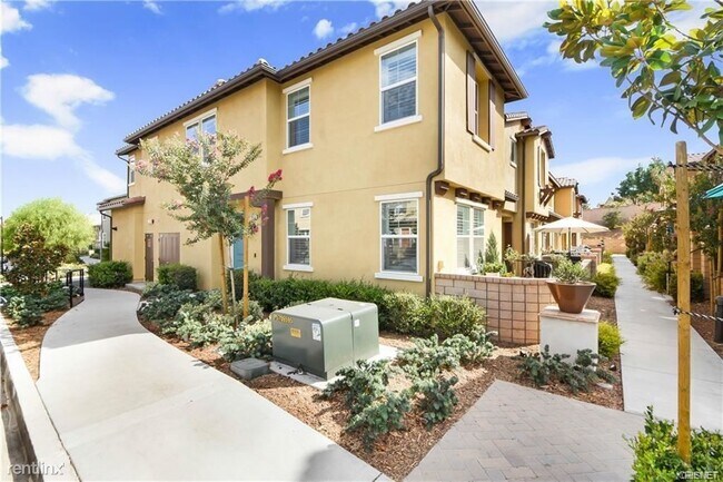 Building Photo - 3 br, 2.5 bath Townhome - 28635 Solana Ct