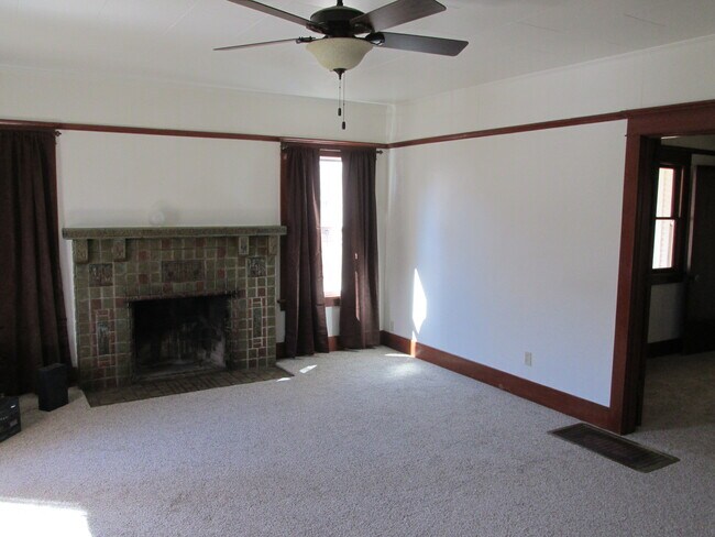 Foto del edificio - Large Fully Remodeled 4 Bedroom Craftsman ...