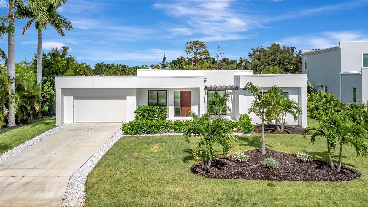 Foto principal - 3-Bedroom/ 2-Bath Modern Coastal Retreat w...