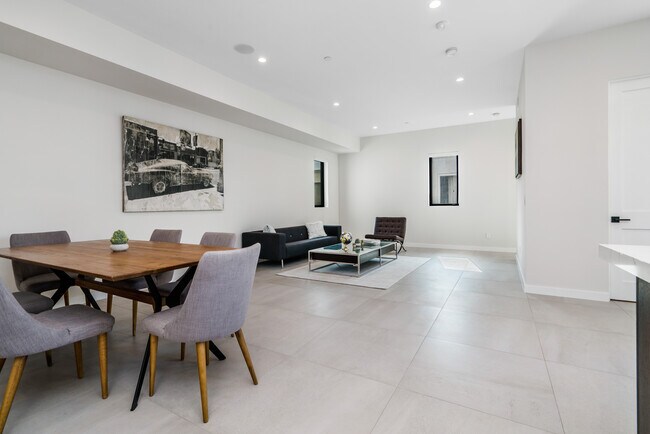 Foto del edificio - 530 N Hayworth Ave