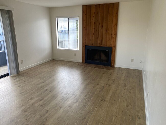 Building Photo - 2BR/2BA Upstairs Condo with Two-Car Garage