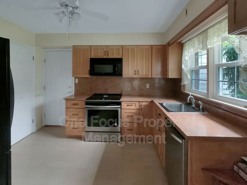 Primary Photo - 1127 Louisa St