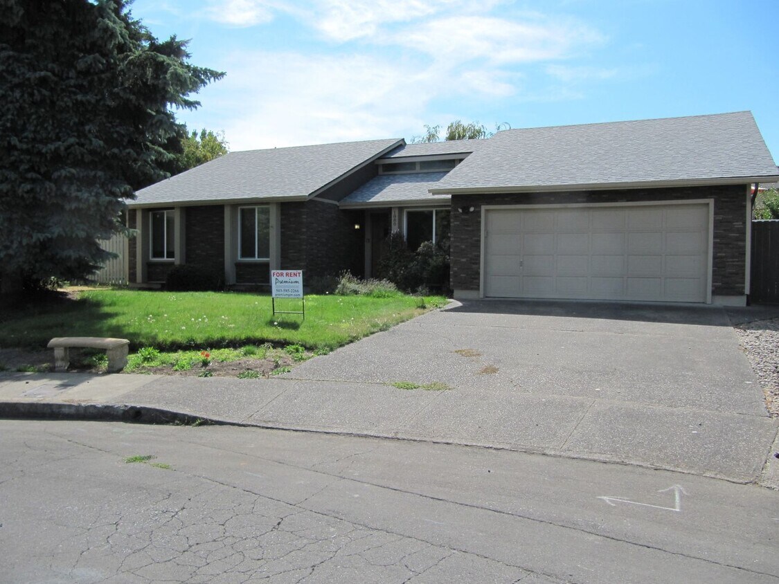 Foto principal - Gardener's Dream on Huge Lot with Landscap...
