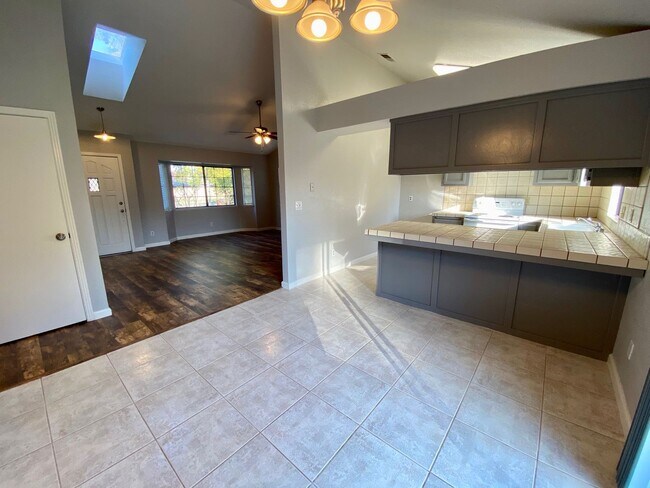 Building Photo - $2,095 Armstrong & Sierra 3 Bedroom Home, ...