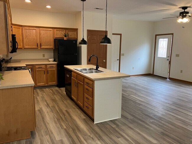 Foto del edificio - Modern & Spacious 3-Bedroom Ranch Condo – ...