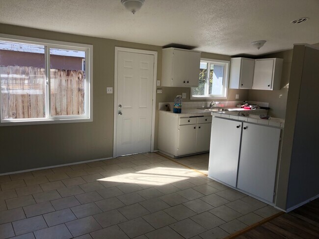 Foto del edificio - 3138 E Ave Q4