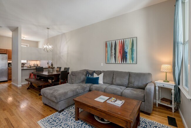 Building Photo - 2 Bed, 1 Bath Townhome in Lafayette Square!