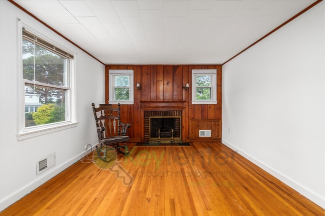 Building Photo - Bright 2BR/1BA Apartment with Private Entr...
