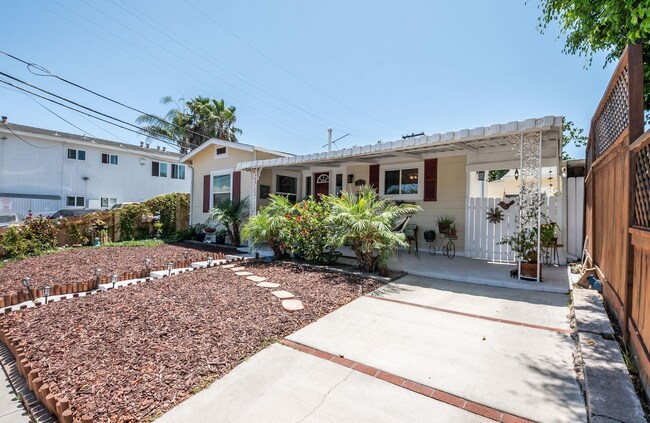 Building Photo - This 1bed/1bath bungalow comes with a BONU...