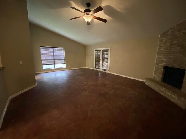 Building Photo - NICE 3/2 IN SCHERTZ-CIBOLO RIGHT OFF IH-35