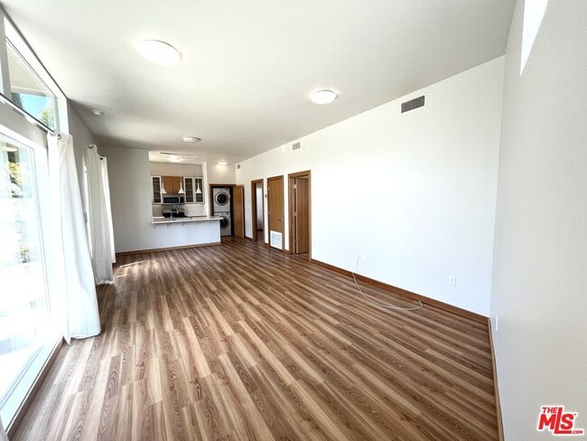 Foto del edificio - 501 N San Vicente Blvd